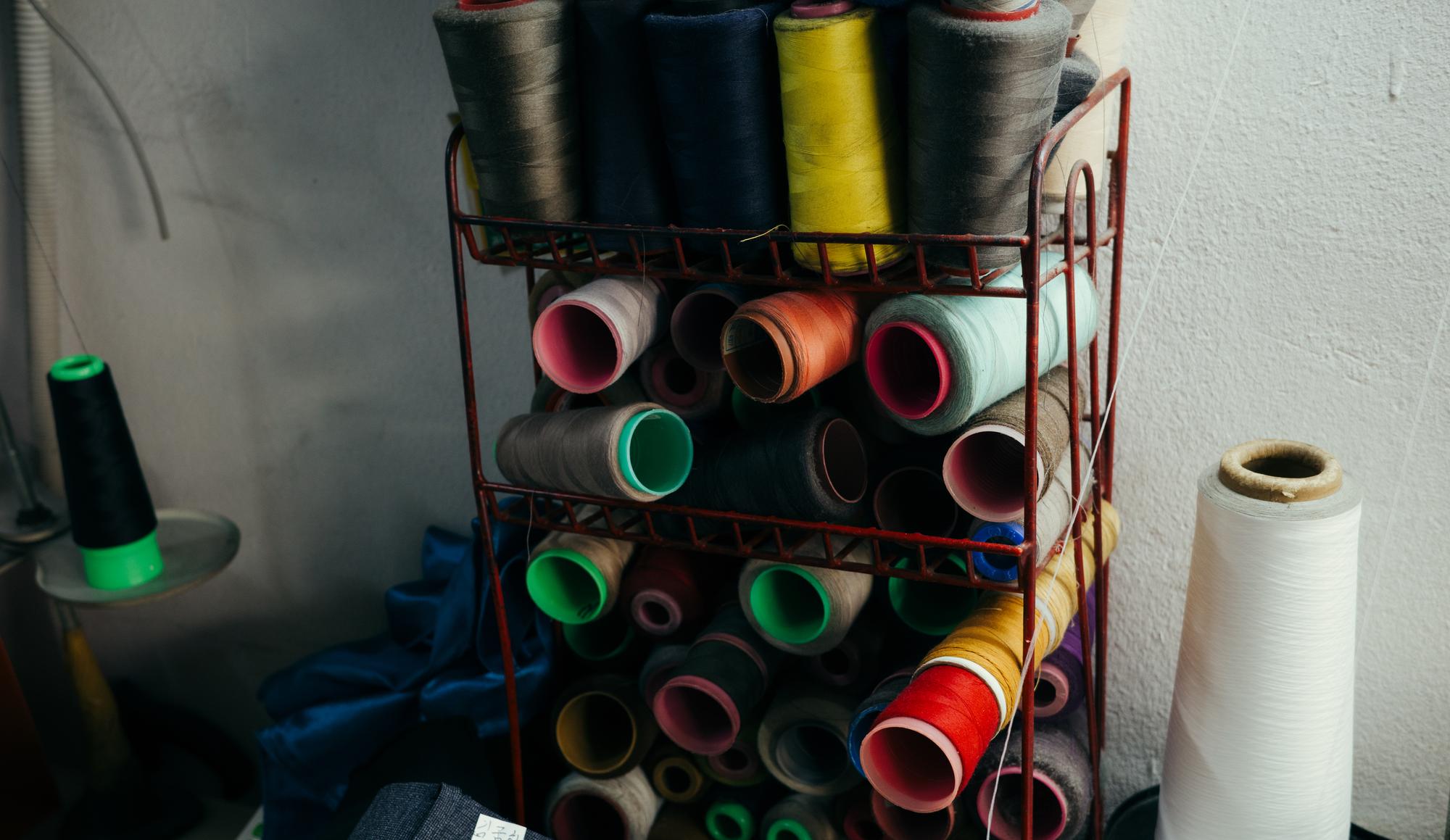 atelier broderie masa de lucru cu fire