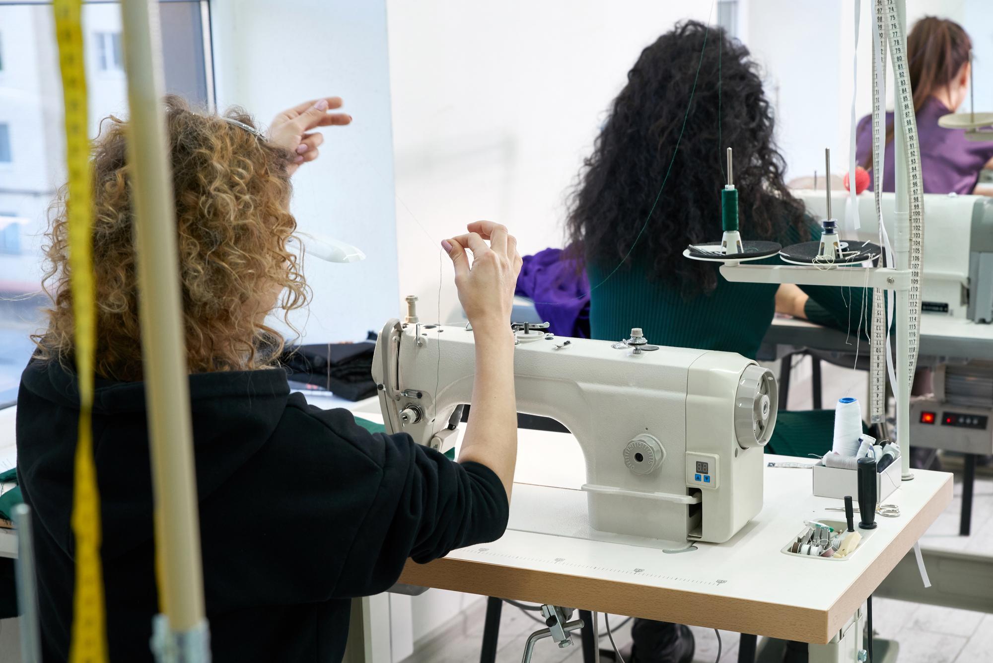 atelier broderie echipa la muncă